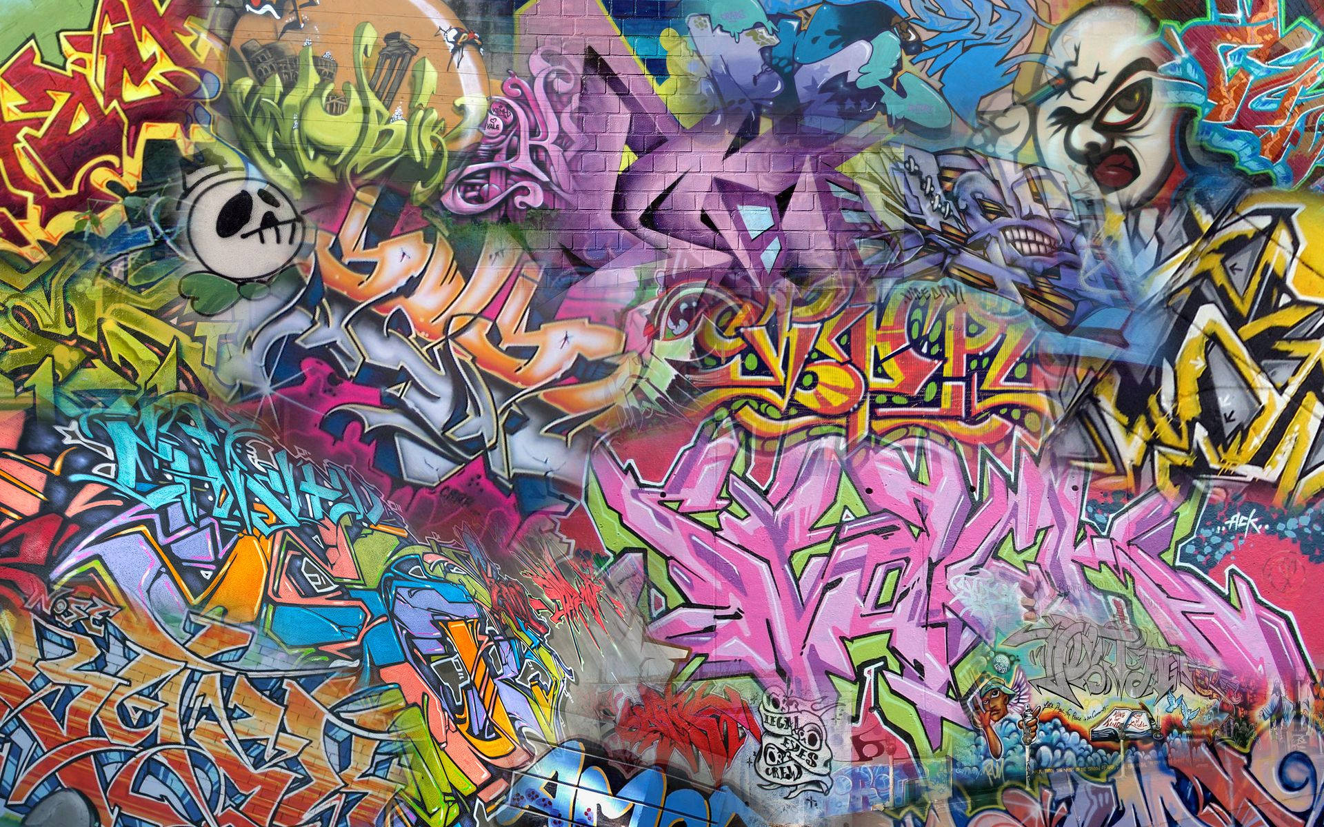 磚牆上色彩繽紛的塗鴉壁畫，帶有骷髏頭和小丑臉。