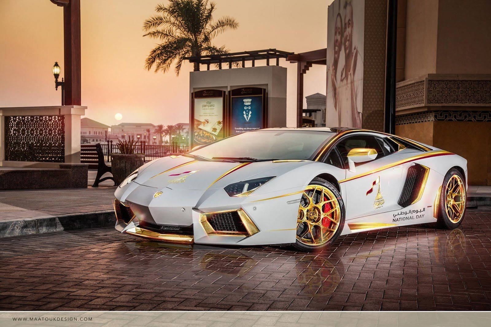 白色金色林寶堅尼Aventador國慶日貼紙夕陽下停泊在廣場。