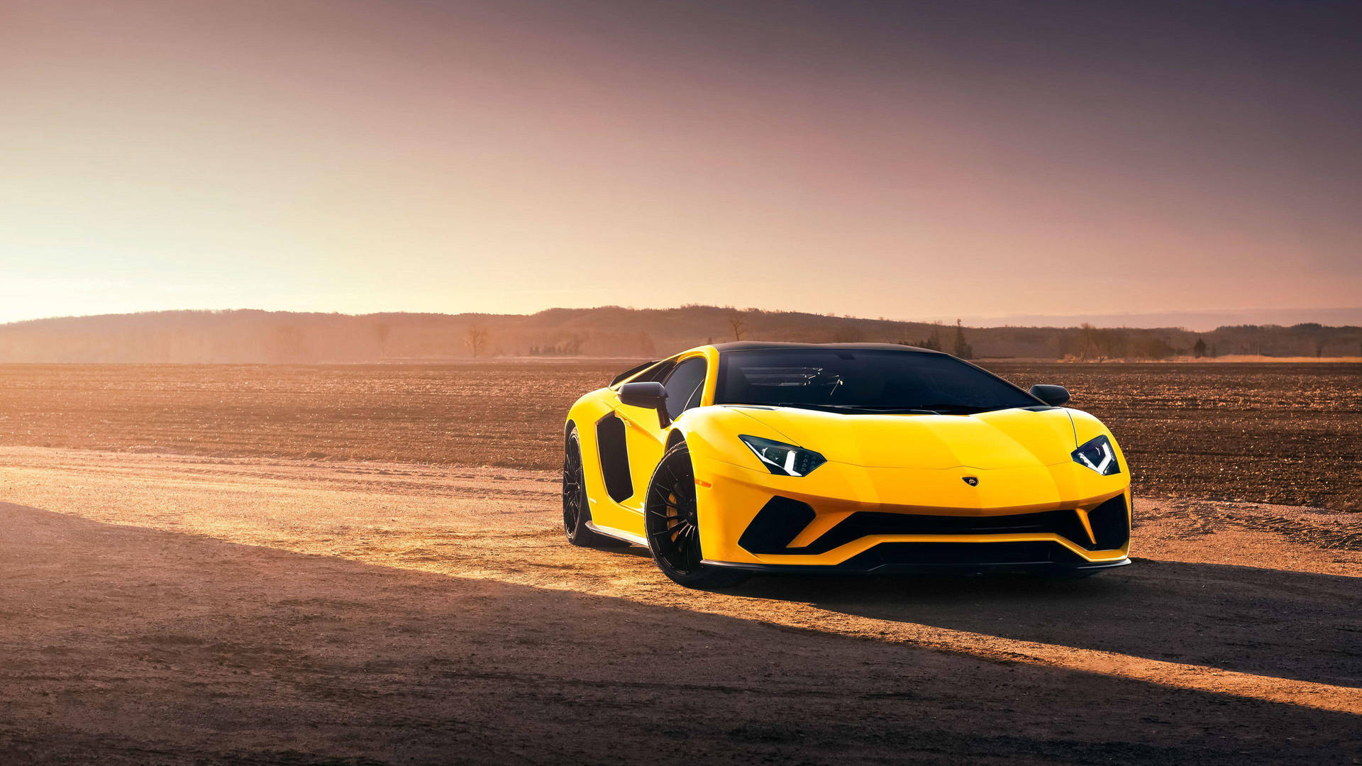 黃色林寶堅尼Aventador在日落時停泊在泥路上。
