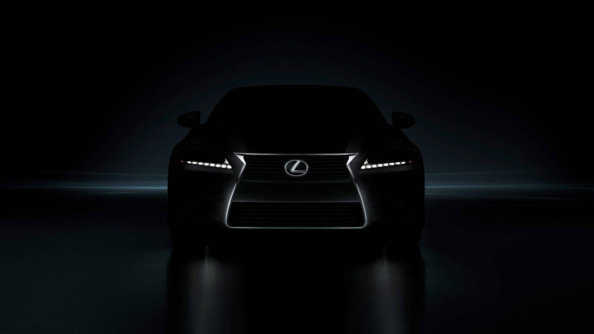 黑色Lexus汽車在黑暗攝影棚中由頭燈照亮的正面視角，地板具有反射效果。