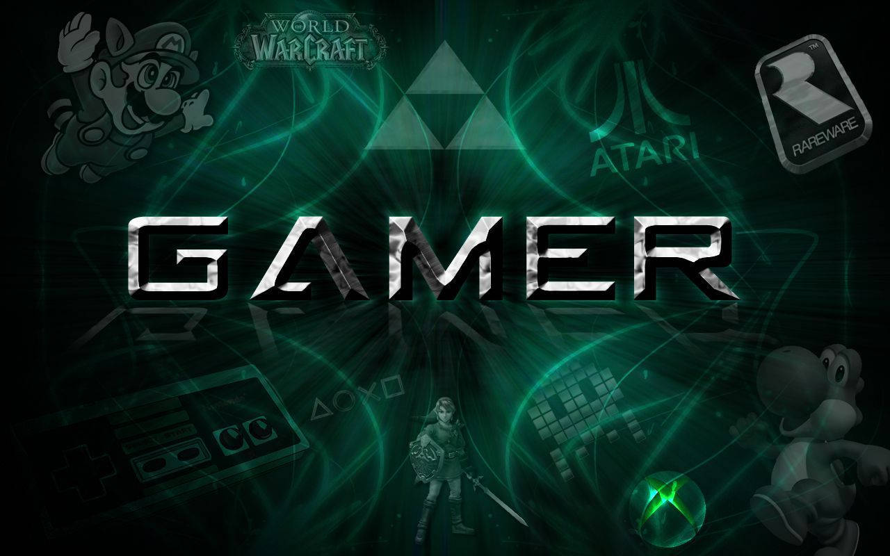 酷炫遊戲抽象海報 壁紙 — 金屬字母組成的「Gamer」字樣，被發光的綠色能量和經典電子遊戲標誌及角色包圍。
