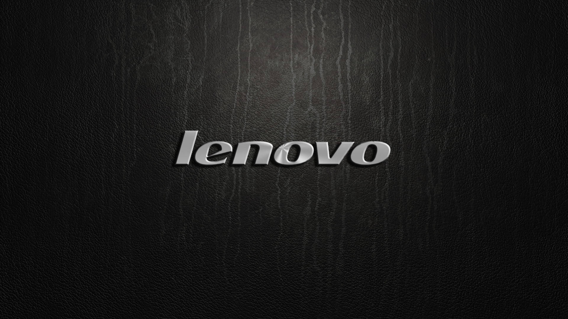 黑色皮革紋理上的閃亮銀色 Lenovo 標誌。