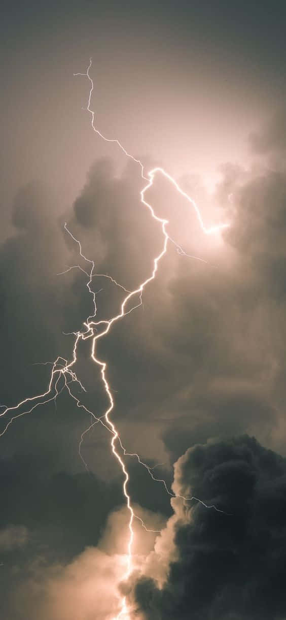 一道明亮的閃電在戲劇性的天空中劈開黑暗的暴風雲。