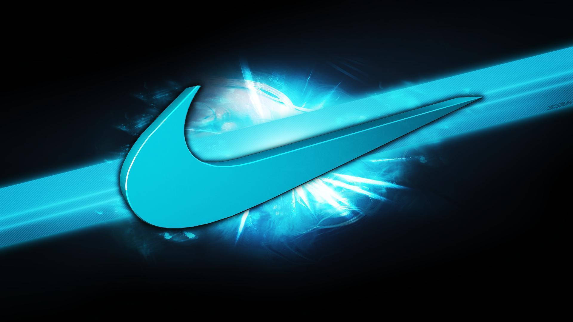酷炫青色耐克標誌 壁紙 — 發光的青色Nike勾號在黑暗背景上散發出電光藍色光芒，並伴有動態能量爆發。