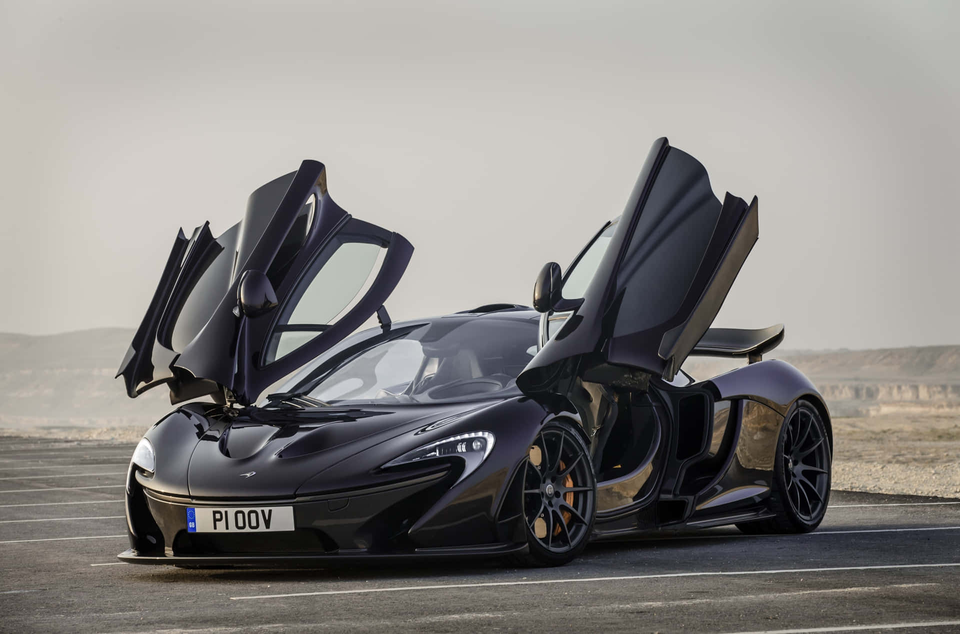 黑色McLaren P1超級跑車車門打開，停泊在鋪砌地上。