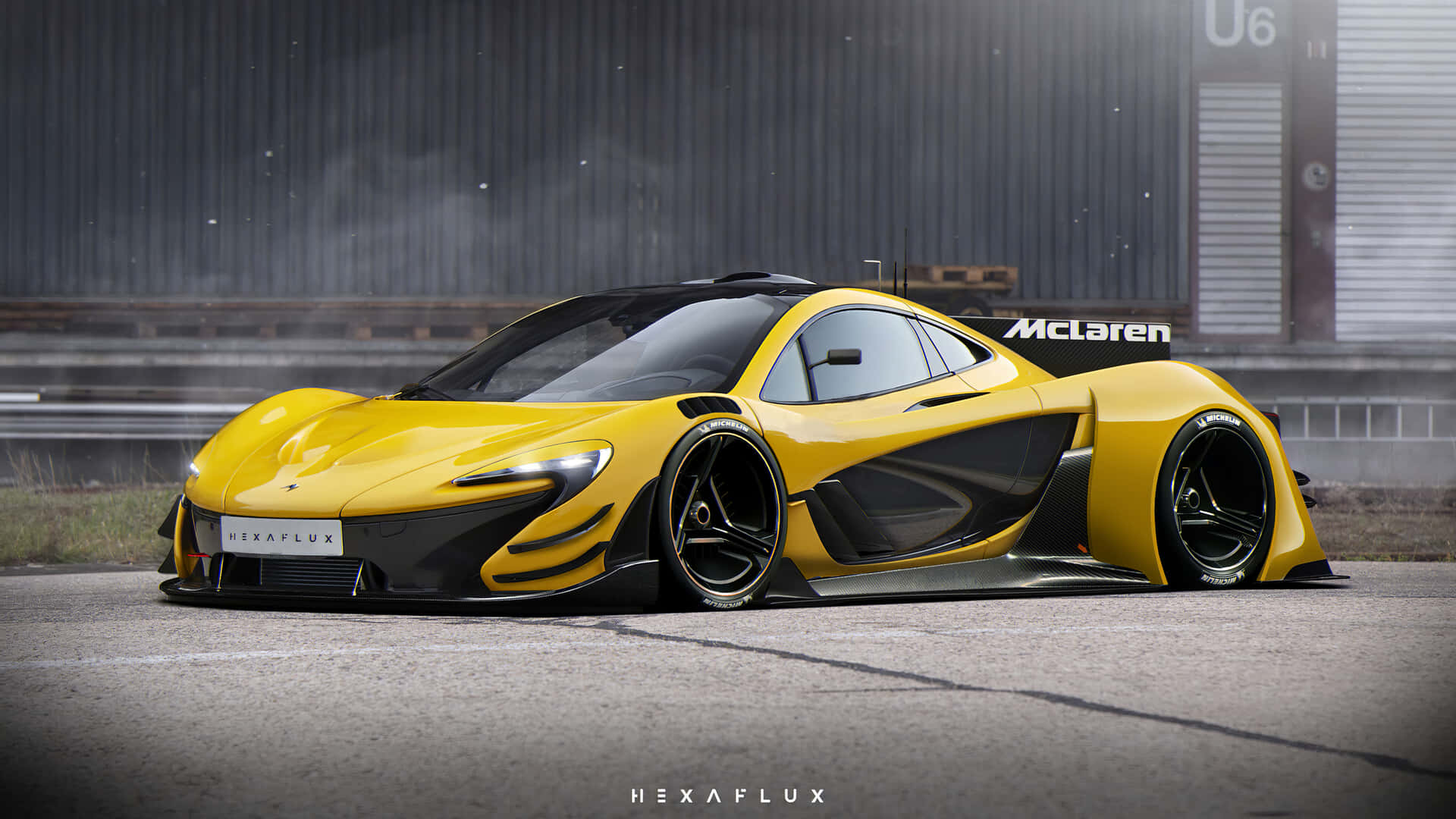 黃色McLaren超級跑車停在倉庫附近的賽道上。