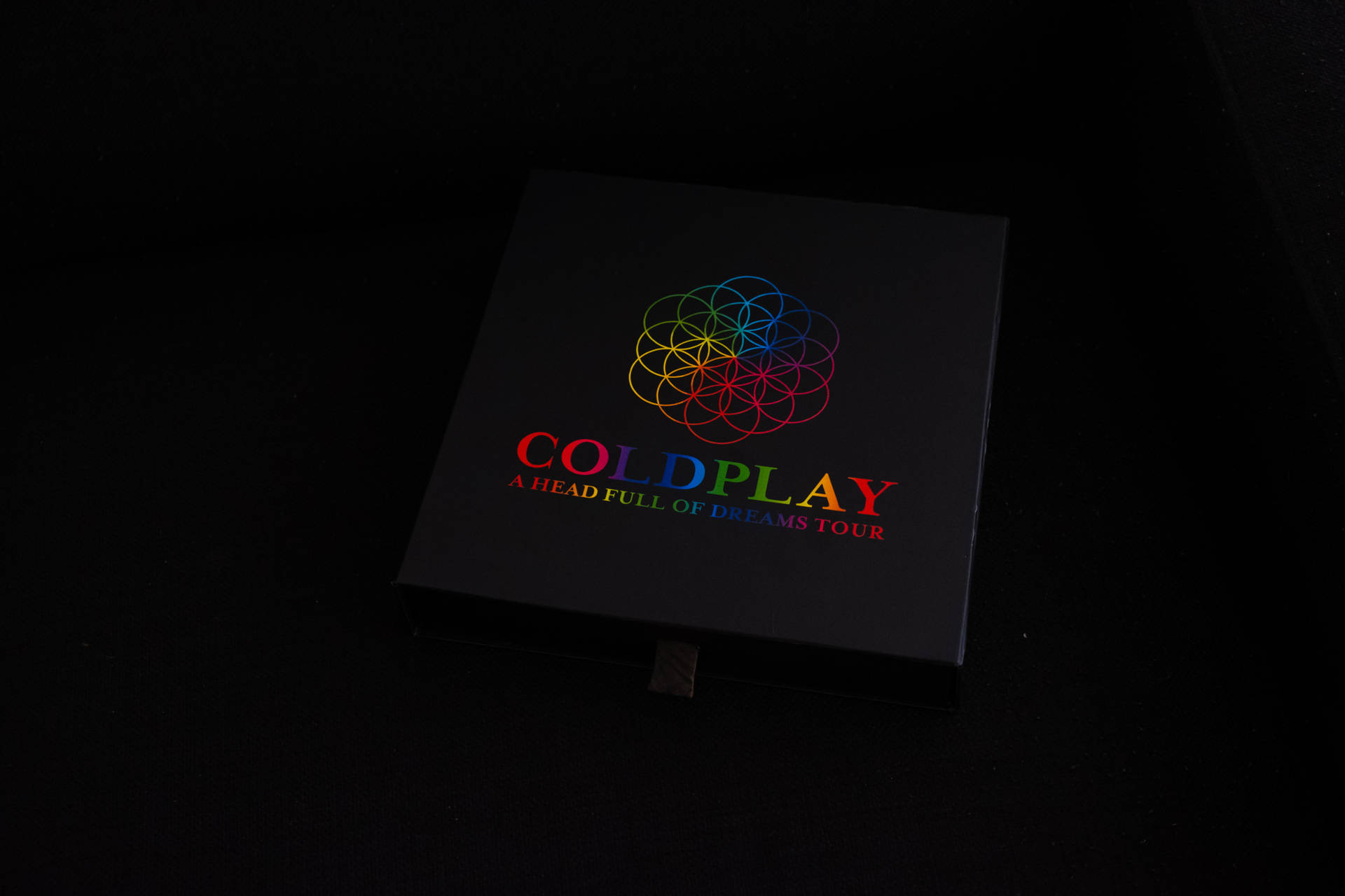 Coldplay的A Head Full of Dreams Tour黑色巡迴演出盒，帶有彩色標誌。