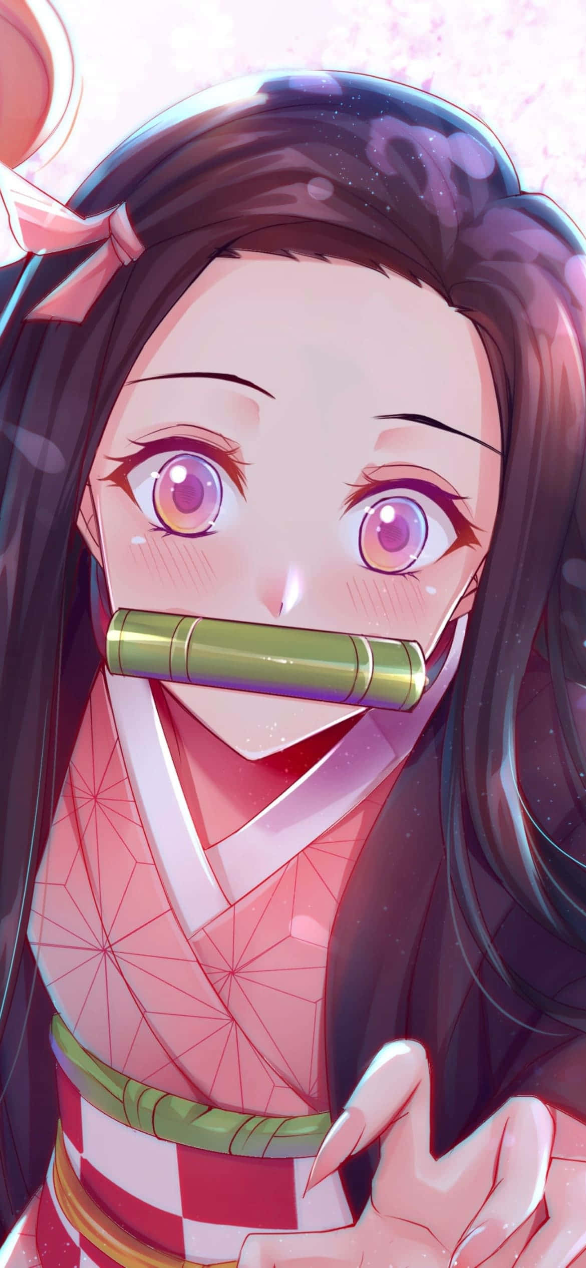 酷禰子持劍 壁紙 — 一個長黑髮粉紅眼睛的動漫少女近照，穿著粉紅和服，戴著竹製口塞微笑。