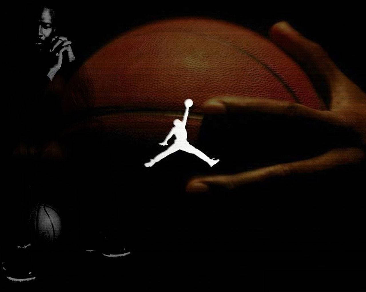 酷籃球白色 Jordan 標誌 壁紙 — 一個發光的白色Jordan標誌漂浮在一個被手捧著的籃球上方，背景中有一個陰影般的Michael Jordan身影。