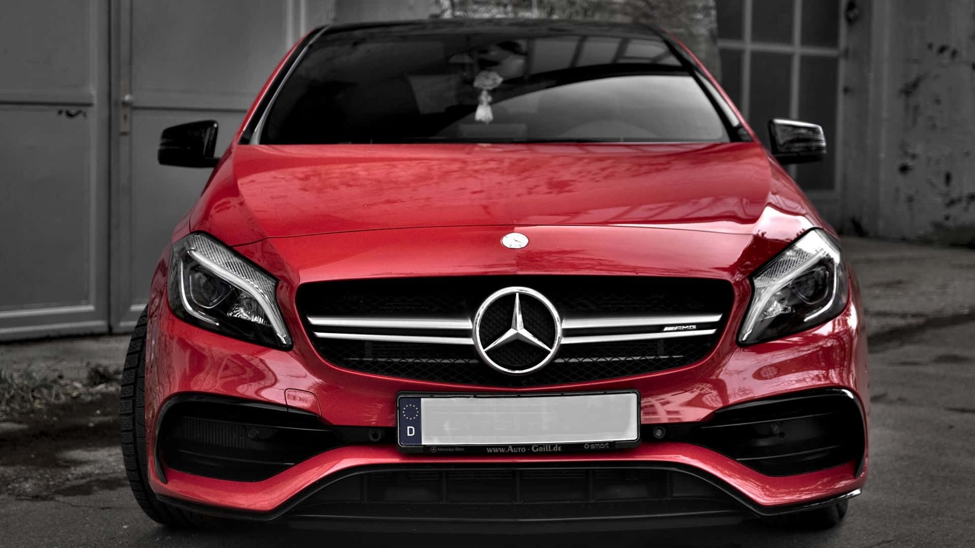 紅色Mercedes-AMG A45 S停放在灰色工業車庫中。
