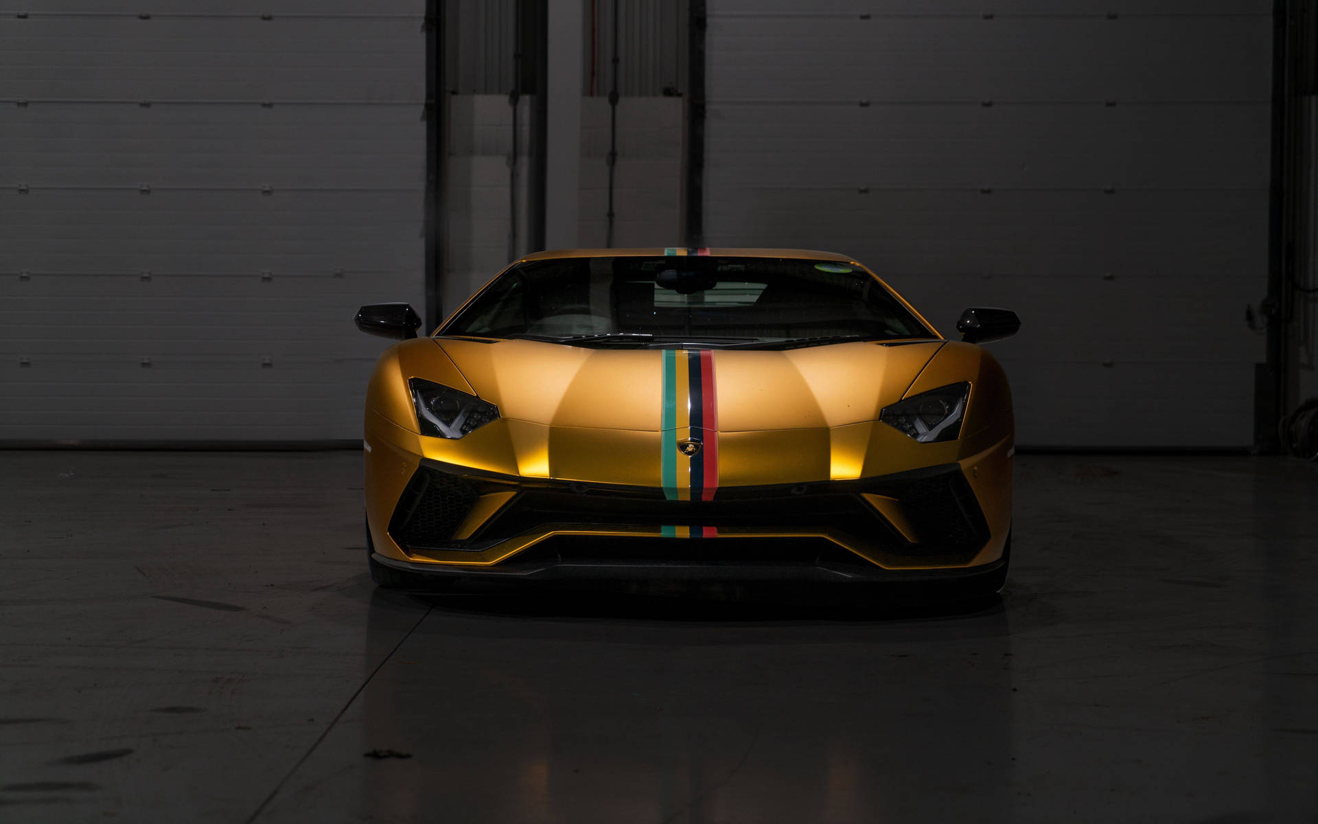 金色林寶堅尼Aventador在黑暗車庫中帶有三色條紋。