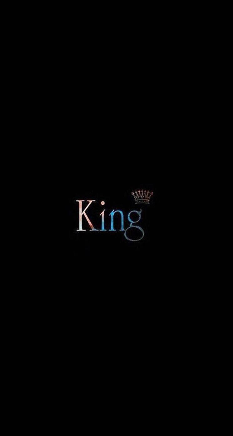 喺黑色背景上發光嘅「King」字，上面有個皇冠。