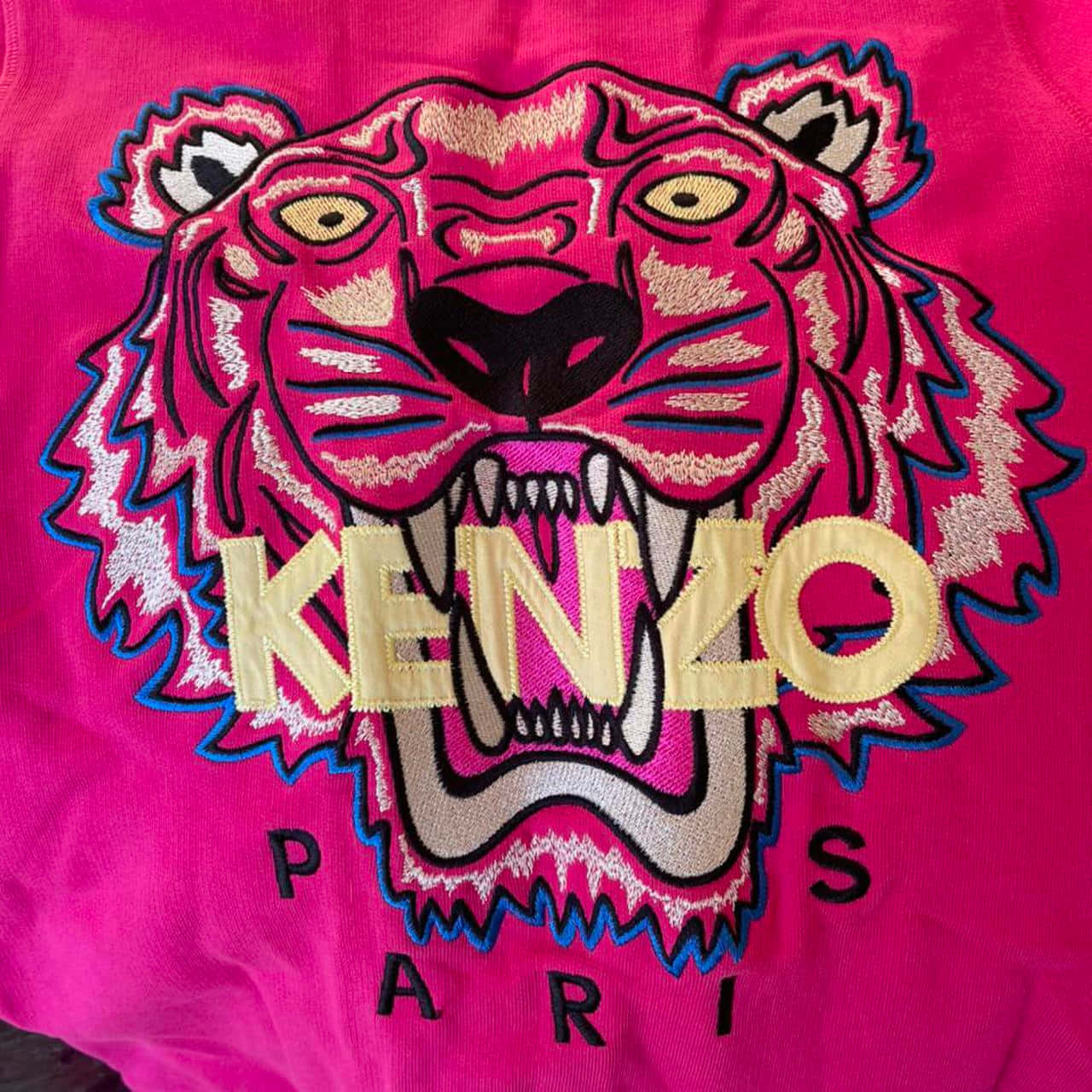帶有刺繡老虎頭和 'KENZO PARIS' 文字的粉紅色布料。
