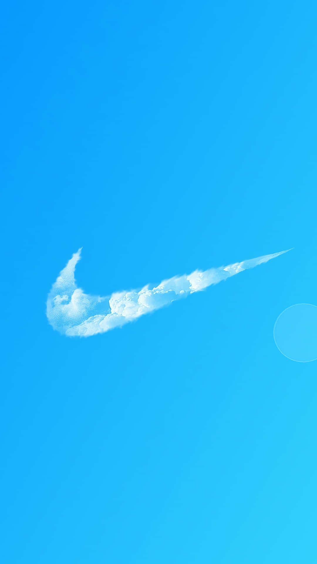在明亮藍天中形似 Nike swoosh 的雲朵