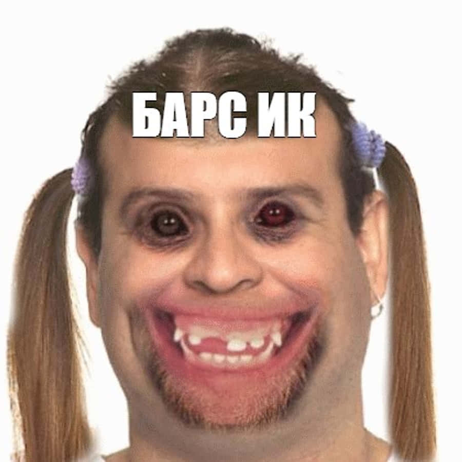 醜萌俄羅斯搞笑臉 壁紙 — 一個經過數碼修改的男人，面部特徵誇張，紮著辮子，臉上覆蓋著文字「БАРС ИК」。