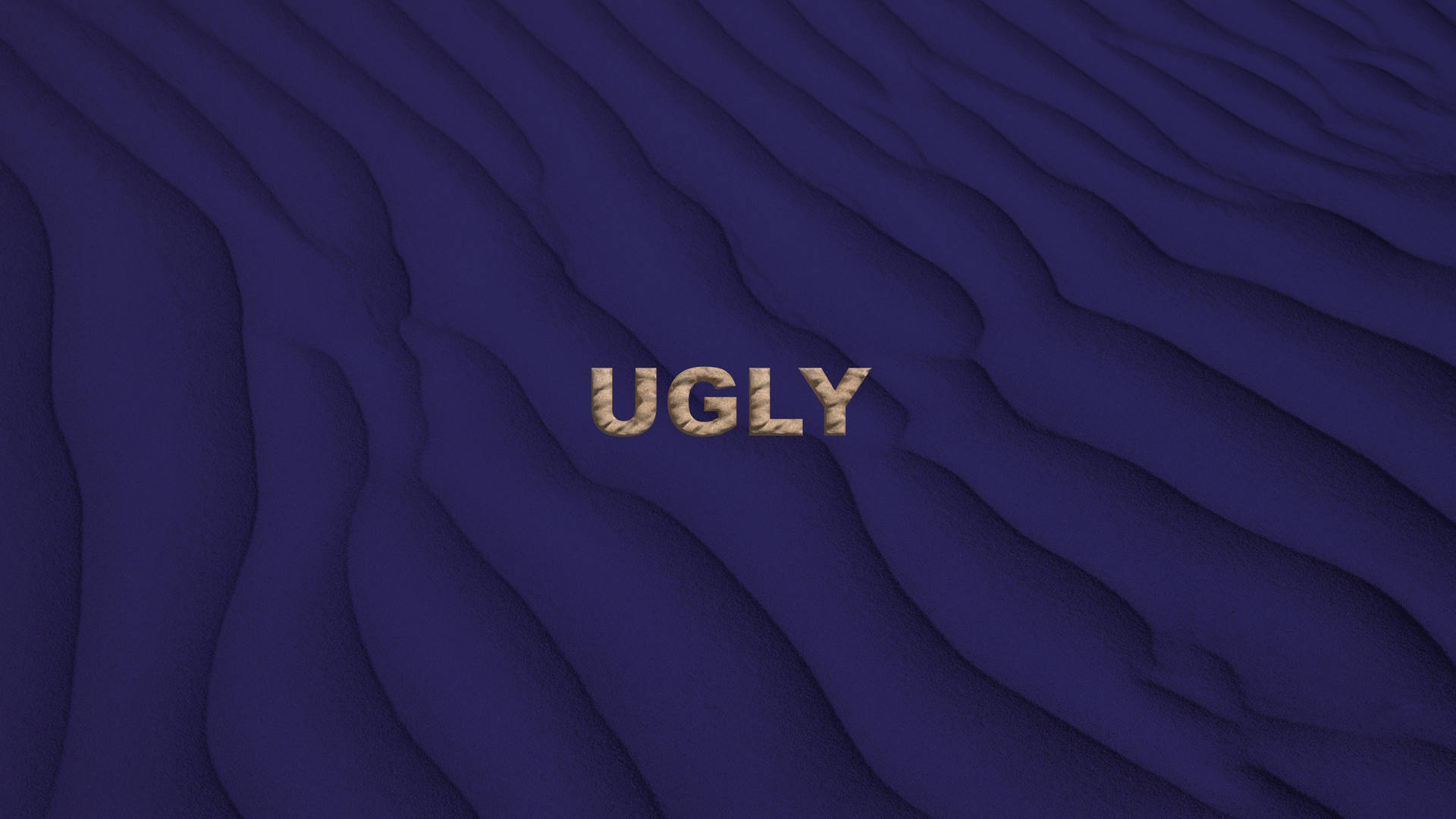 「ugly」呢個字以金色字母放在藍色波浪背景上。