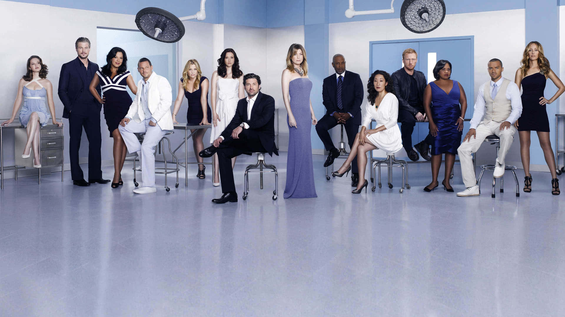 Grey's Anatomy 桌布 壁紙 — 《醫人當自強》演員在無菌病房中擺姿勢，頭頂有手術燈和醫療推車。