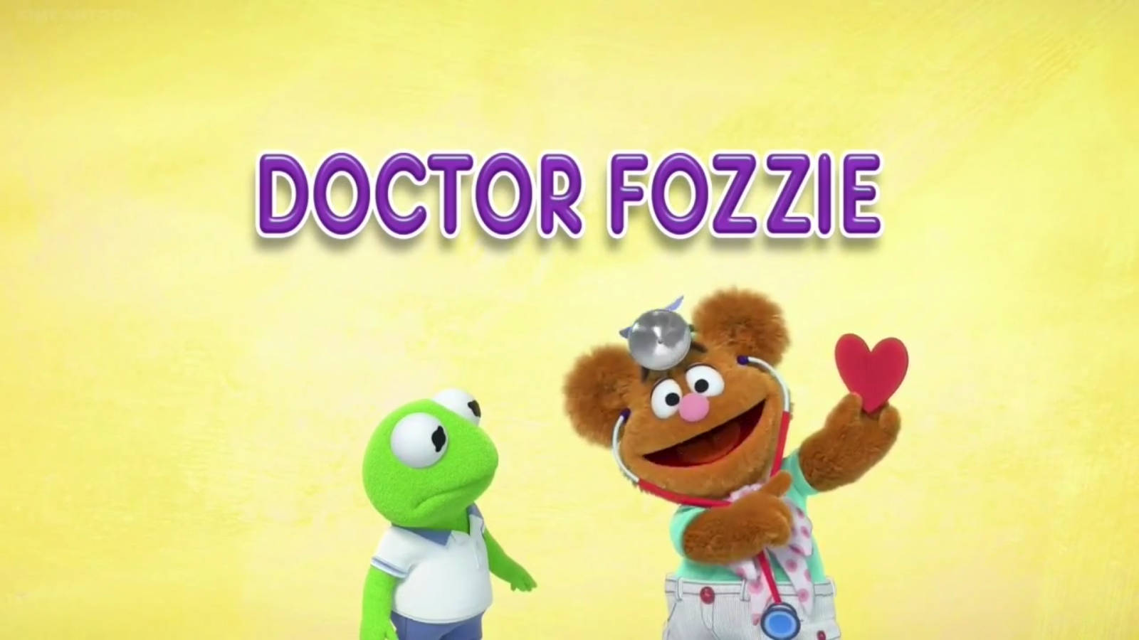 醫生Fozzie Bear 壁紙 — Doctor Fozzie Bear 手持一個紅色心形，而 Kermit the Frog 在明亮的黃色背景前觀看。