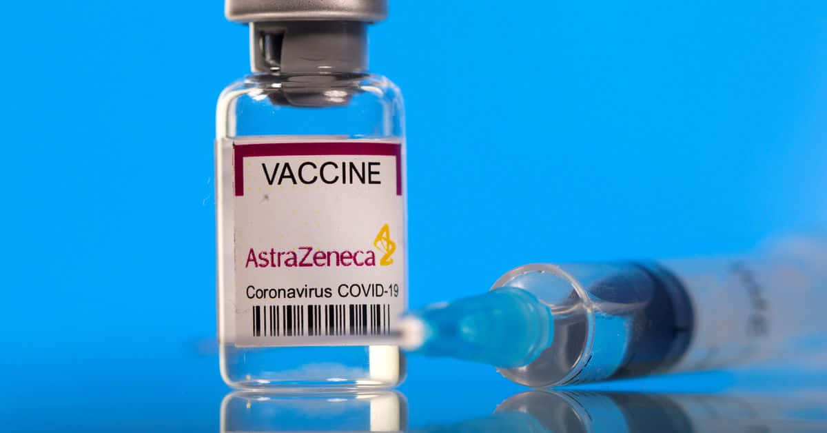 AstraZeneca COVID-19疫苗小瓶和注射器在藍色背景上