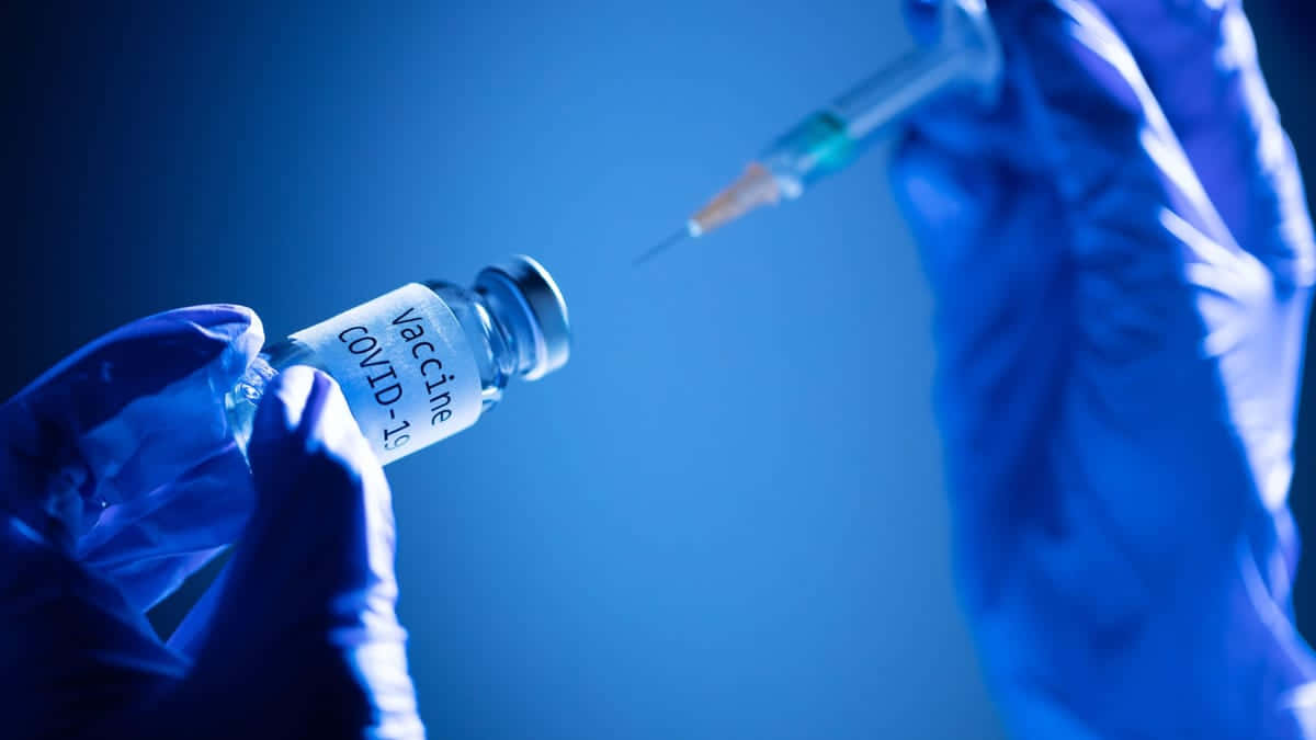 醫療專業人員正在準備COVID-19疫苗注射。