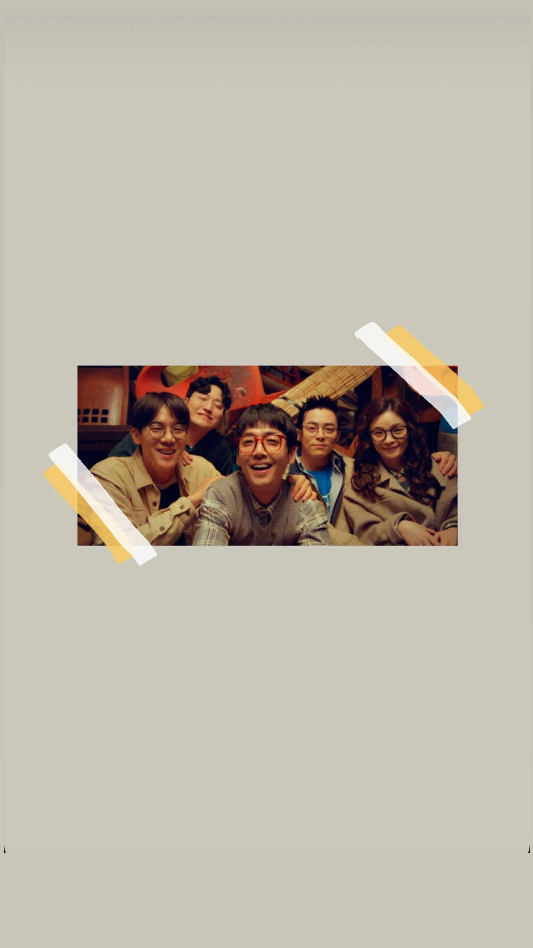 《醫院 Playlist》群體自拍 壁紙 — 五位微笑的朋友在溫暖的室內環境中緊密地擺姿勢，以彩色膠帶框在素色背景上。