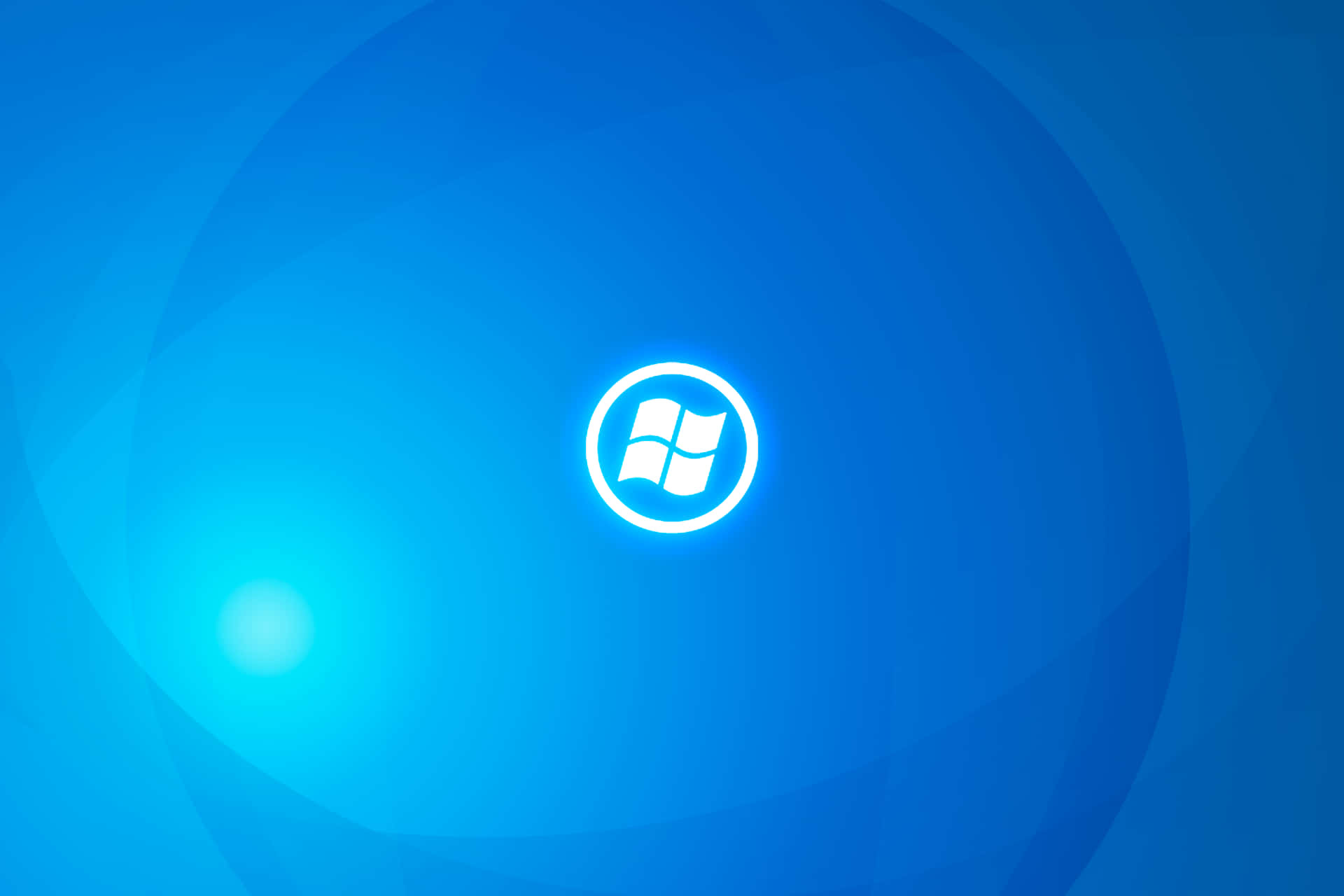 釋放 Windows 10 的強大效能 壁紙 — 一個發光的白色Windows標誌，居中於漸變藍色背景上，帶有柔和的光暈。