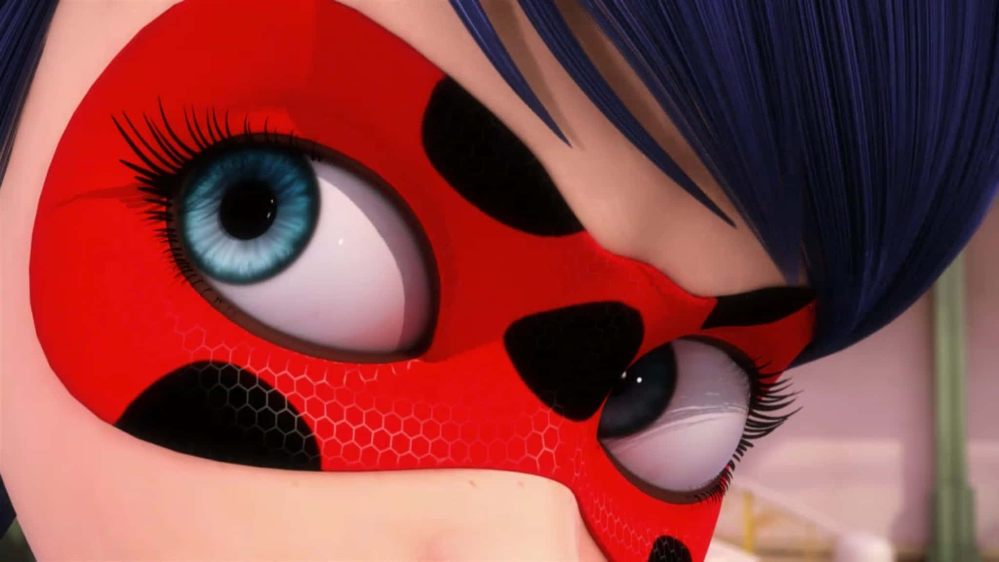釋放你內在的超級英雄力量，與《Miraculous》一同冒險！ 壁紙 — 藍髮角色戴住紅色瓢蟲面具嘅特寫，露出強烈嘅藍色眼睛。