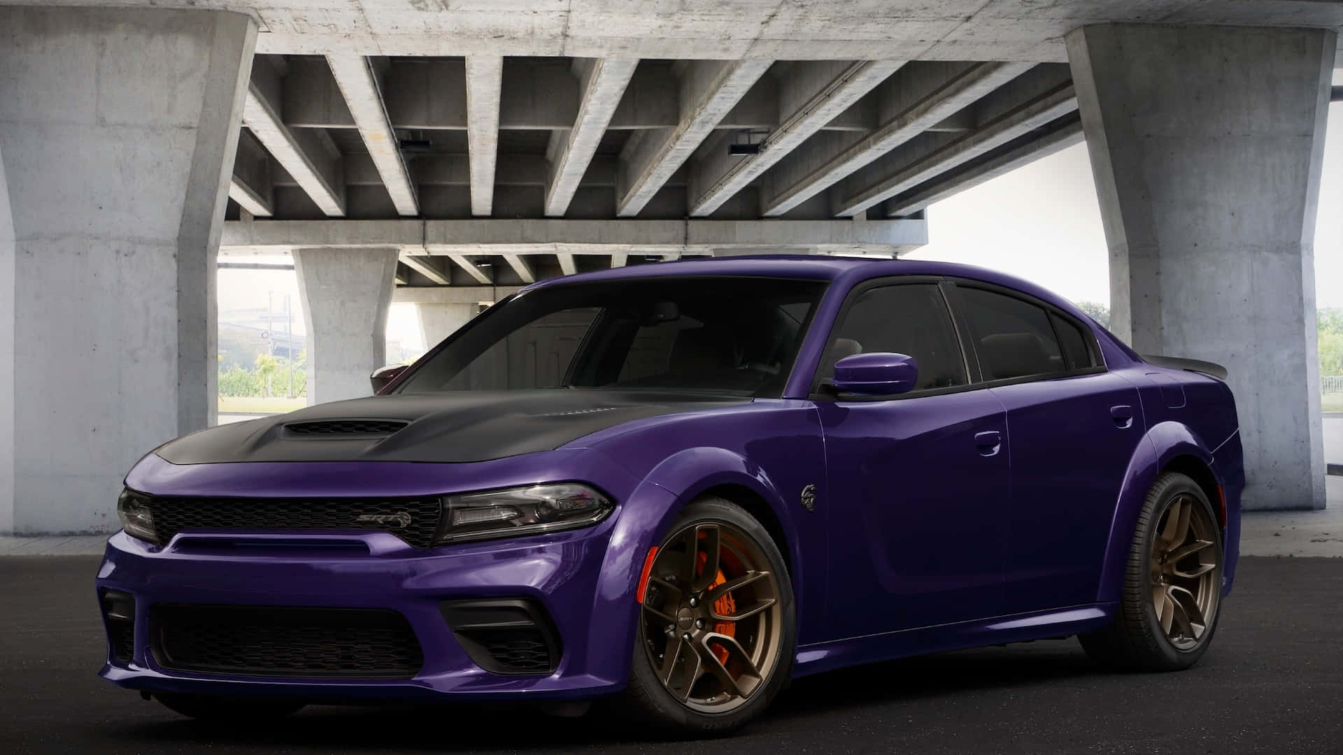 紫色Dodge Charger Hellcat在混凝土天橋下配青銅輪圈。