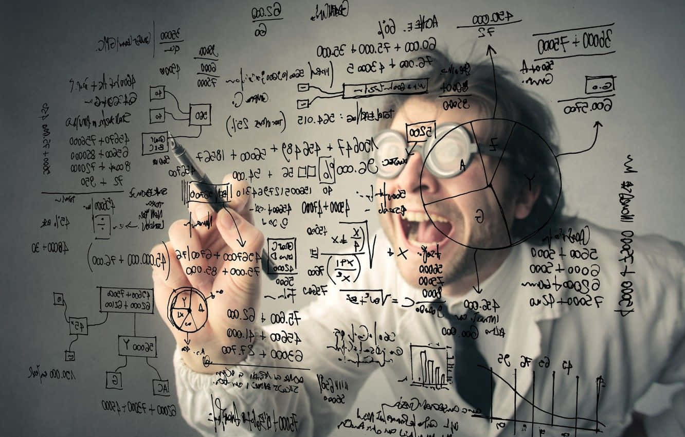 手在白板上書寫財務公式，附有圖表和圖表。