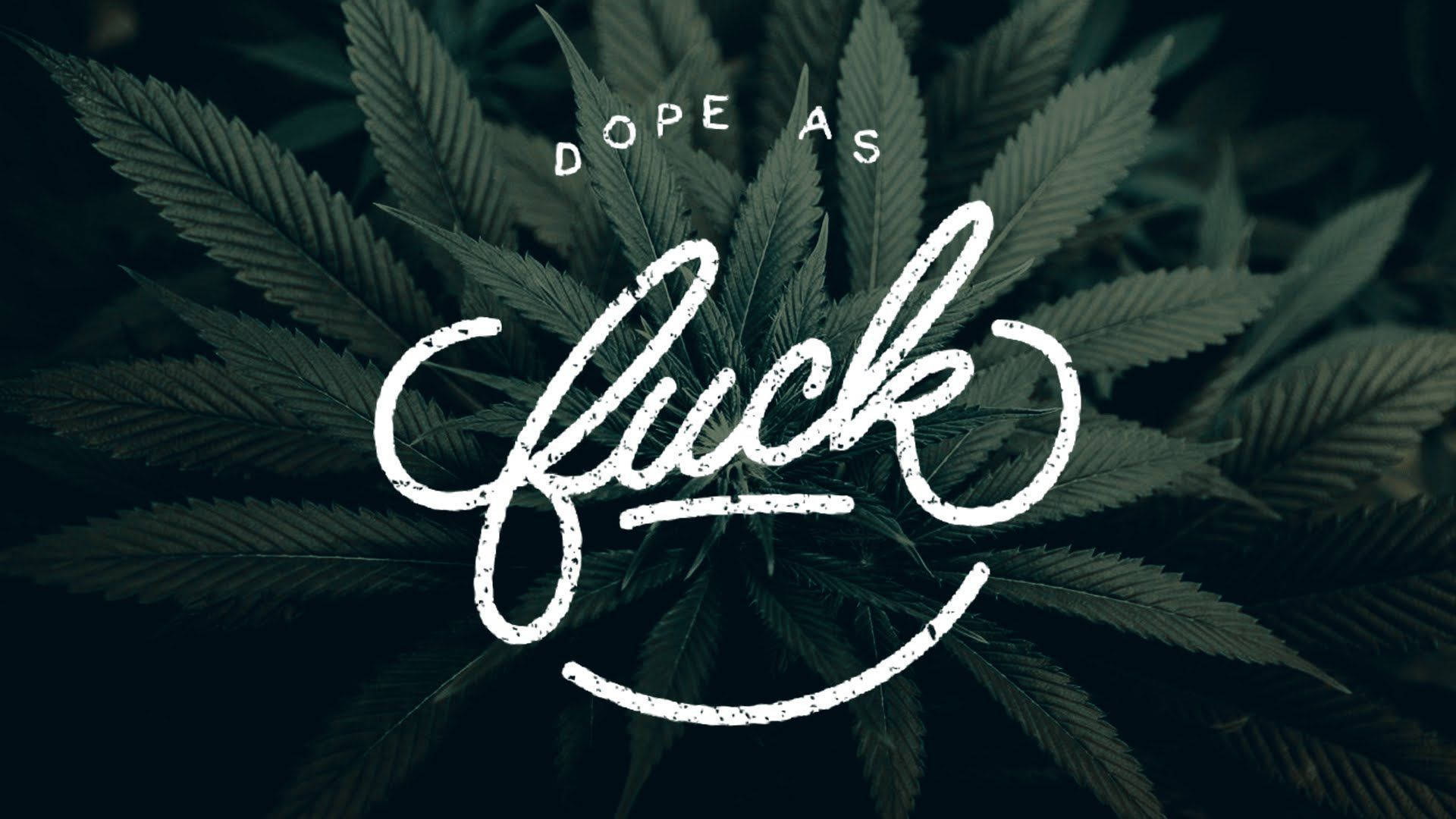 粗體白色塗鴉文字寫著 dope as fuck 在深綠色大麻葉上。