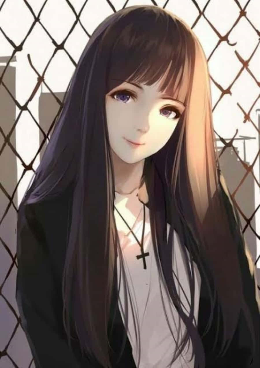 釋放你的動漫宅魂！超酷動漫風格頭像 壁紙 — 長黑髮紫眼動漫女孩站在沐浴在柔和金色光線中的鐵絲網圍欄後面。
