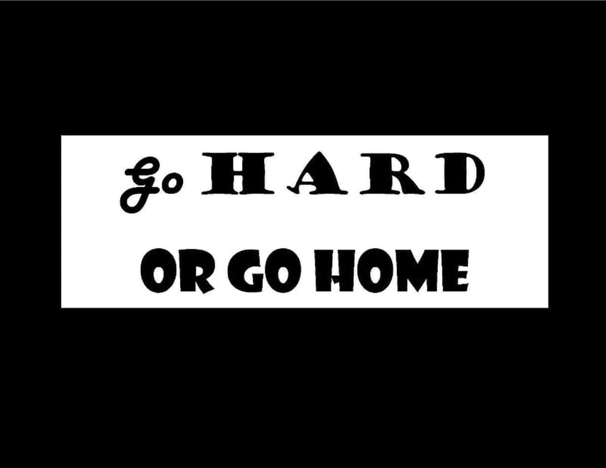 黑白勵志名言圖形，上面寫著 go hard or go home。