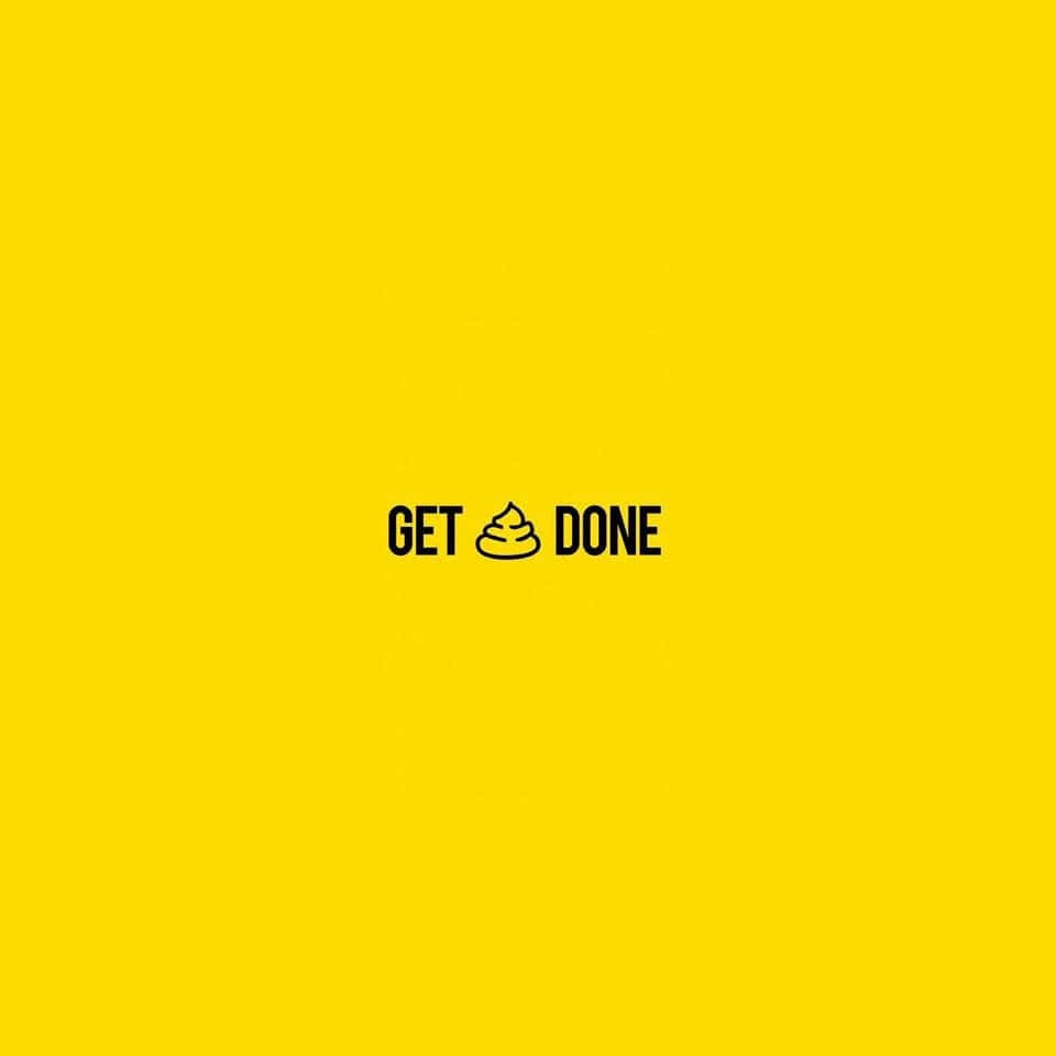 黃色背景上黑色 get poop done 勵志語句