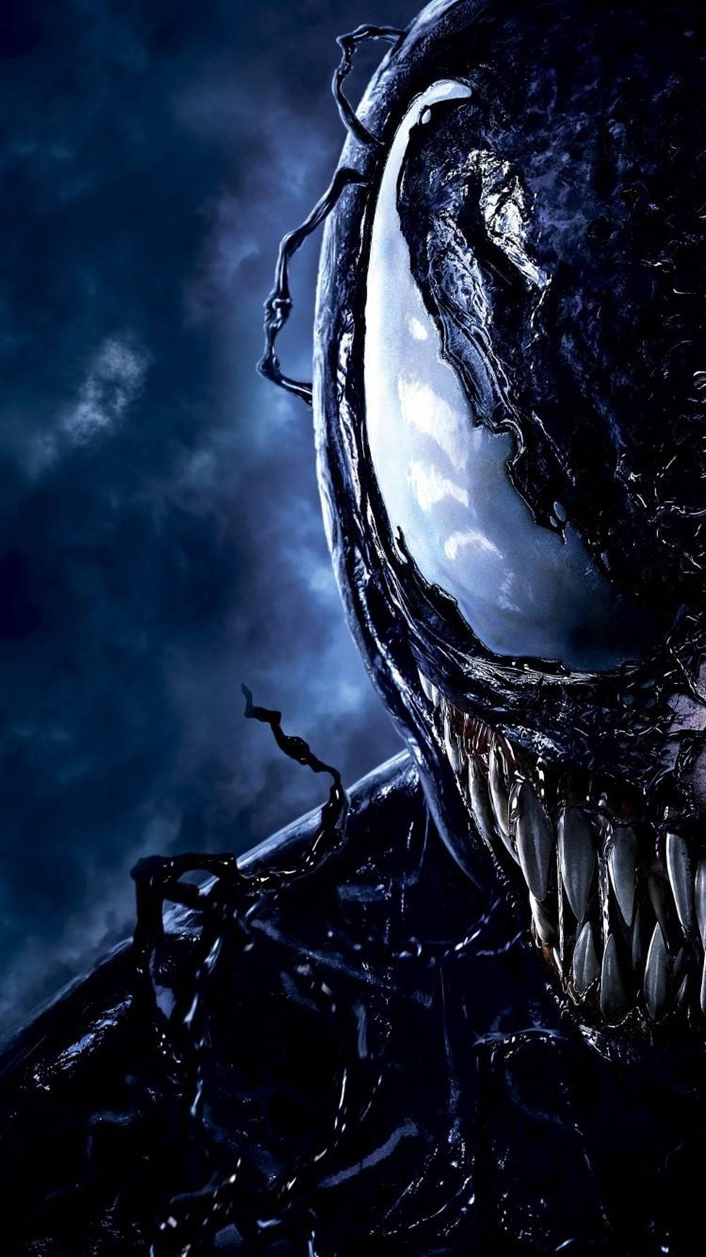 Venom 發光的眼睛和鋒利牙齒在黑暗暴風雨天空下。