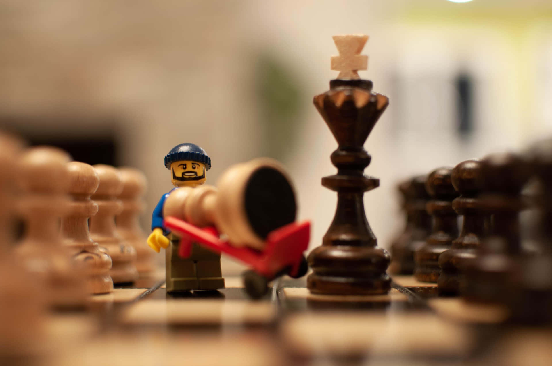 LEGO人偶在木板上推動倒下的棋子，靠近國王棋子。