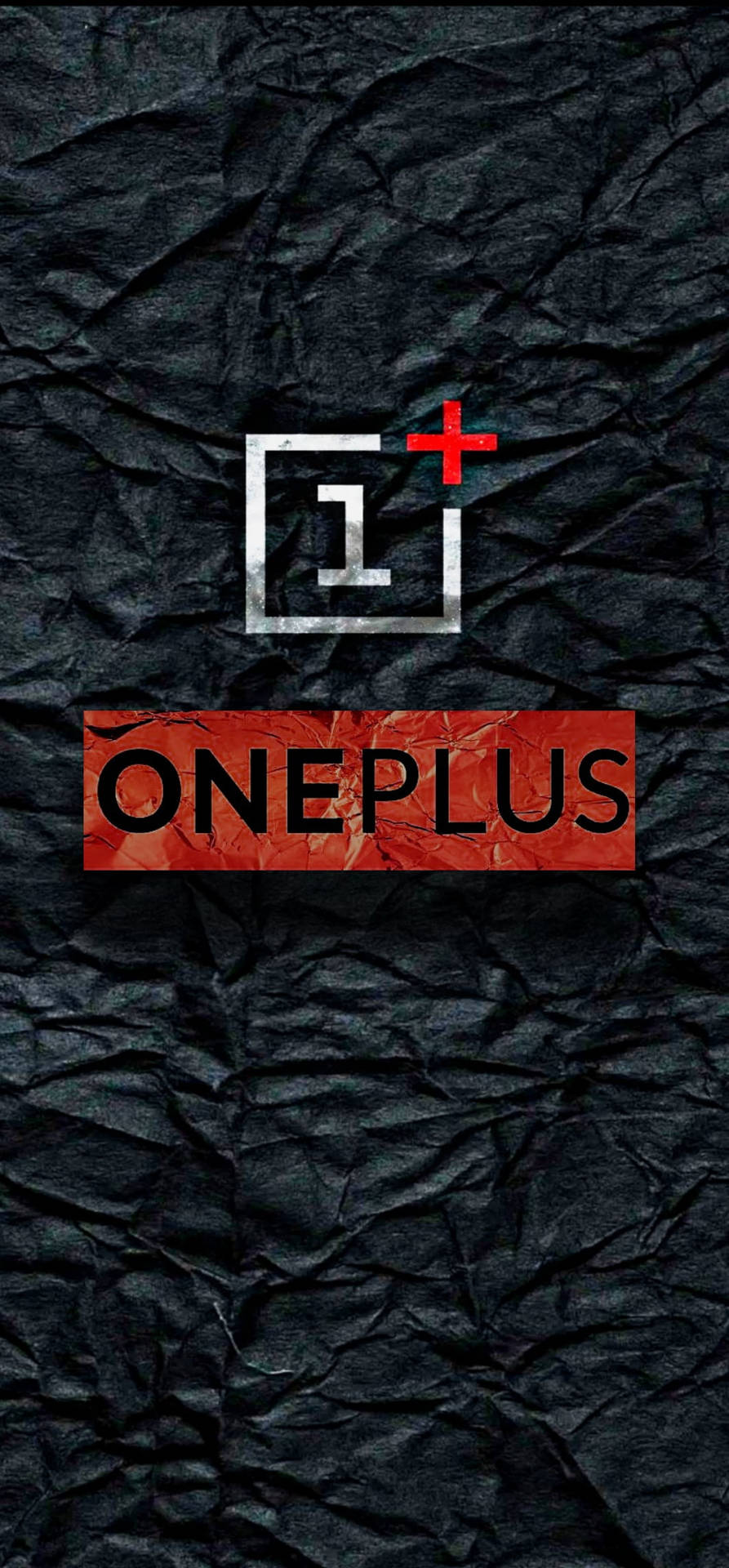 OnePlus 標誌在黑色皺紋紙紋理上。