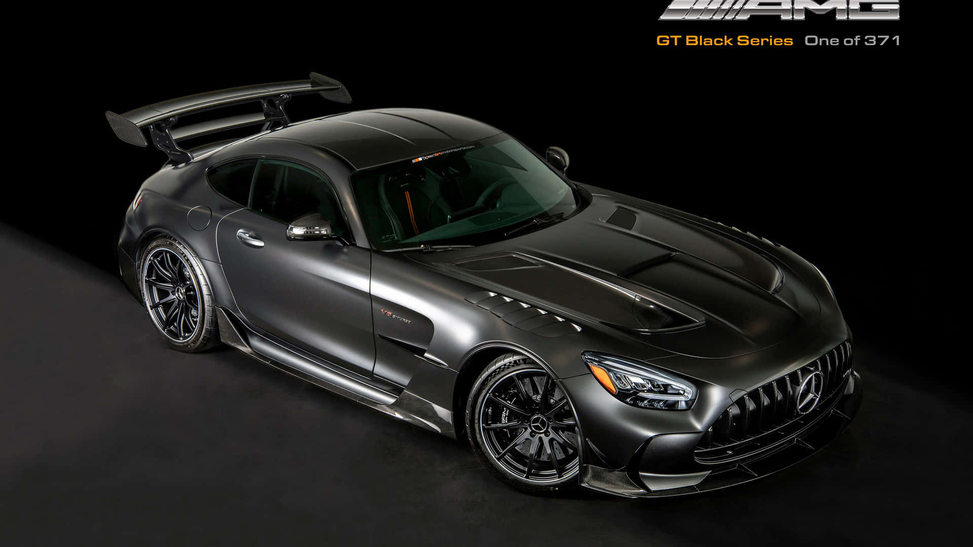 啞光黑色AMG GT Black Series跑車，大型尾翼，攝影棚燈光。