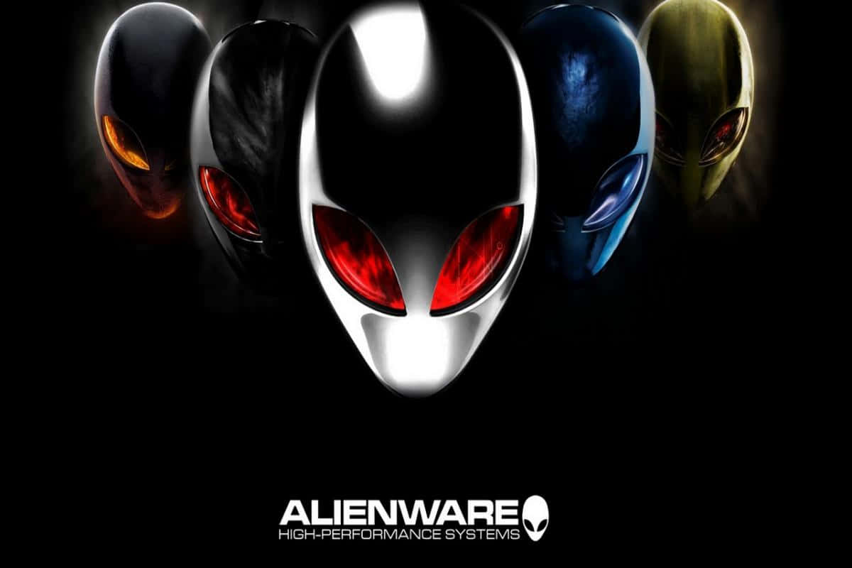五個發光的外星人頭部，紅色的眼睛直視前方，黑色背景，下方有Alienware品牌標誌。