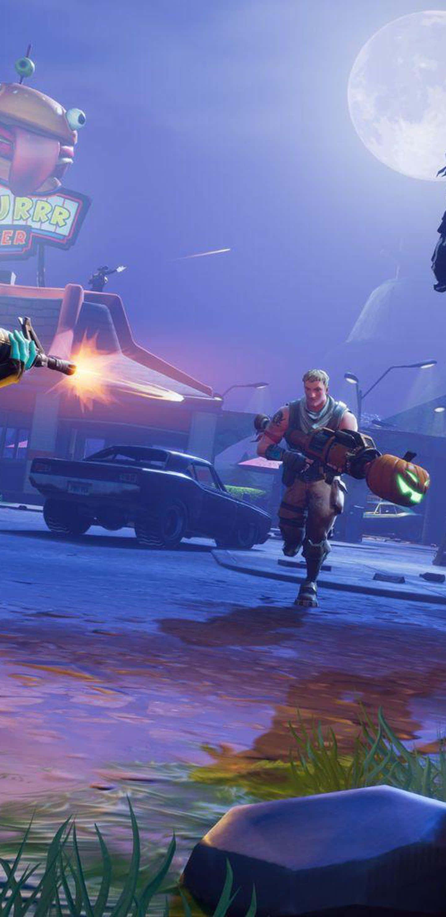 釋放策略與生存的 Pixel 3XL Fortnite 競技場壁紙 壁紙 — 一名《要塞英雄》玩家在巨型月亮下穿過霓虹燈閃爍的餐車小鎮，伴隨著發光的武器火焰。
