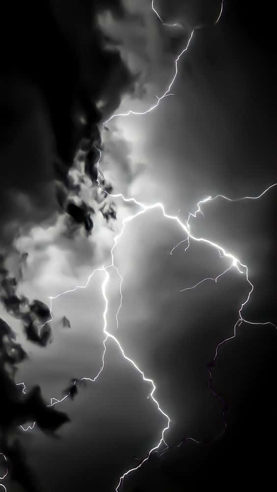 強烈的閃電劃過佈滿烏雲的暴風雨天空。