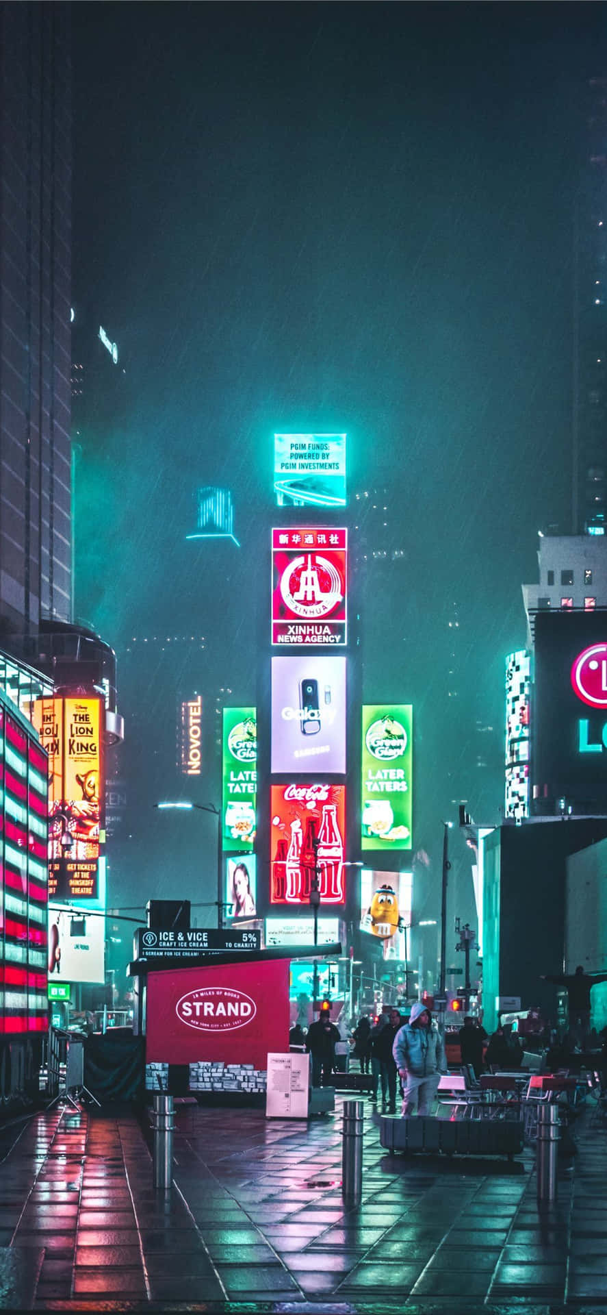 霓虹燈照亮的夜晚城市街道，帶有雨反射和發光的廣告牌。