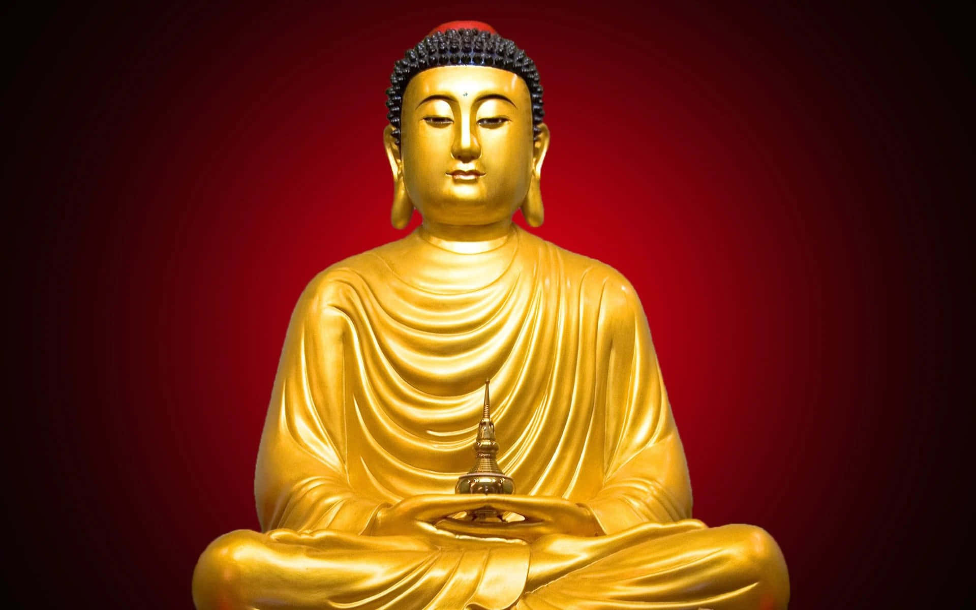 釋迦牟尼佛於菩提樹下深禪，頓悟開悟 壁紙 — 一尊寧靜的金色佛像在深紅色漸變背景前冥想打坐。