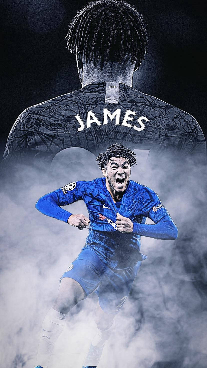 足球運動員 James 身穿藍色球衣，煙霧環繞慶祝。
