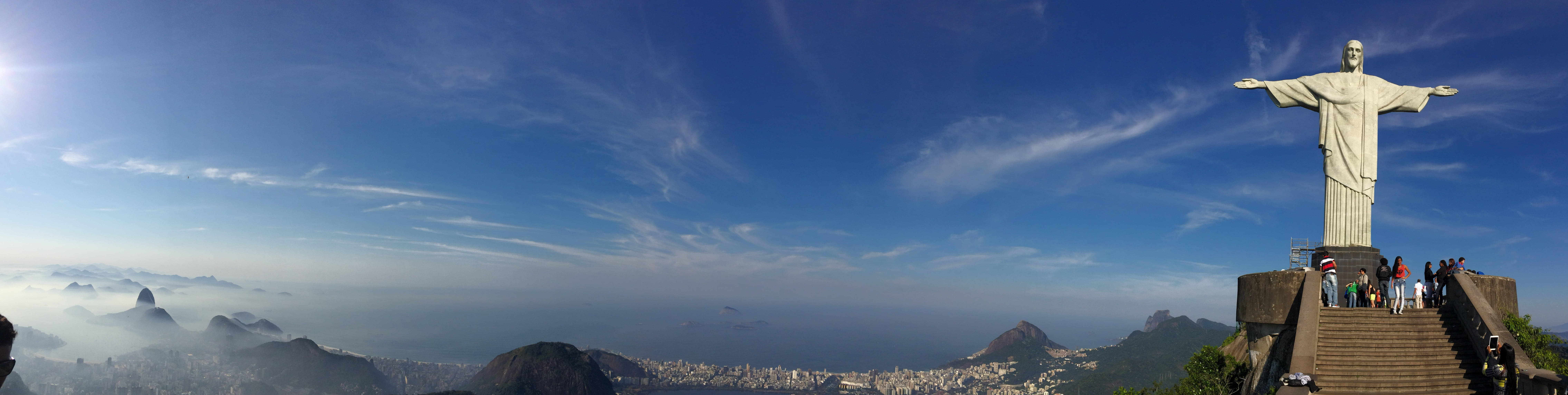 基督救世主雕像俯瞰里約熱內盧城市和山脈的日落景色。