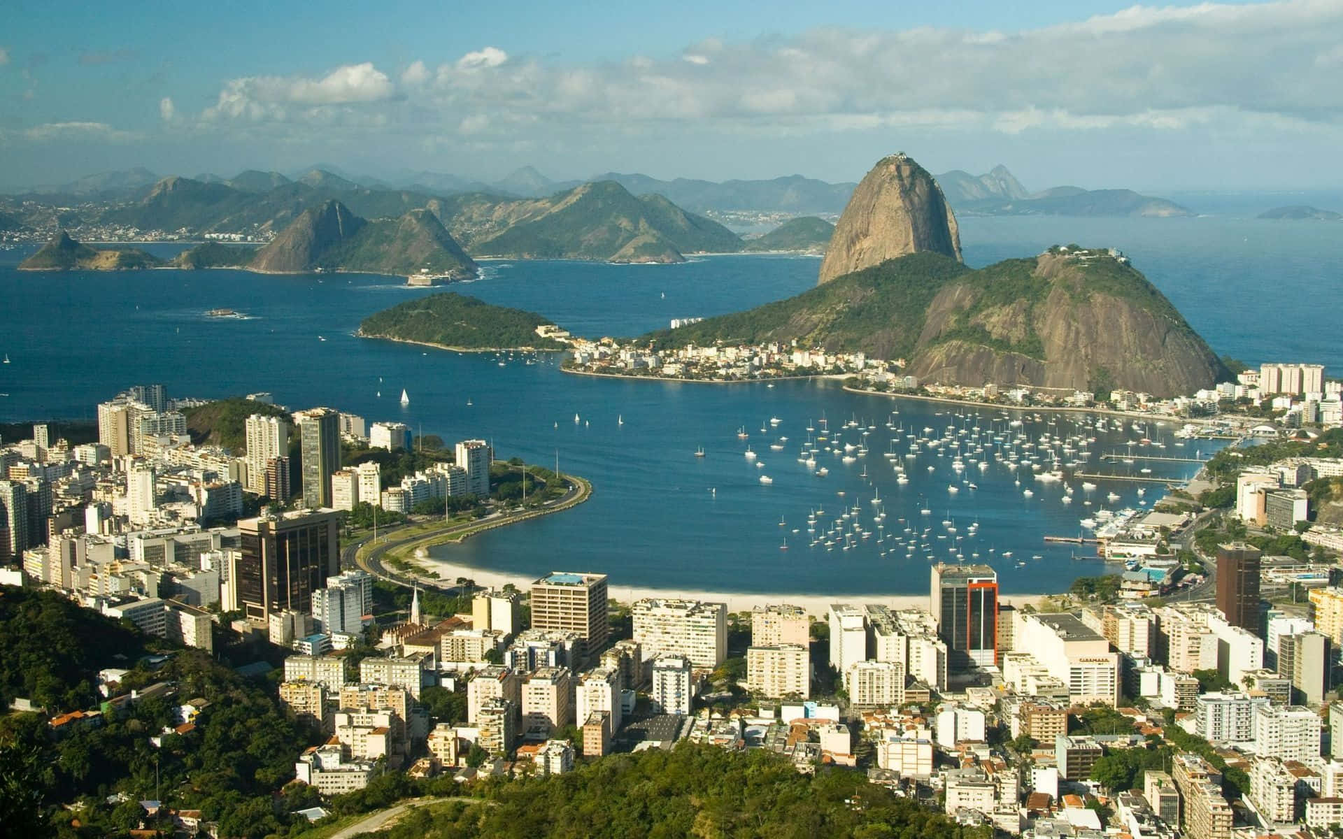 Brazil 桌布 壁紙 — 里約熱內盧的鳥瞰圖，展示甜麵包山和瓜納巴拉灣，海灣中佈滿帆船，天空部分多雲。