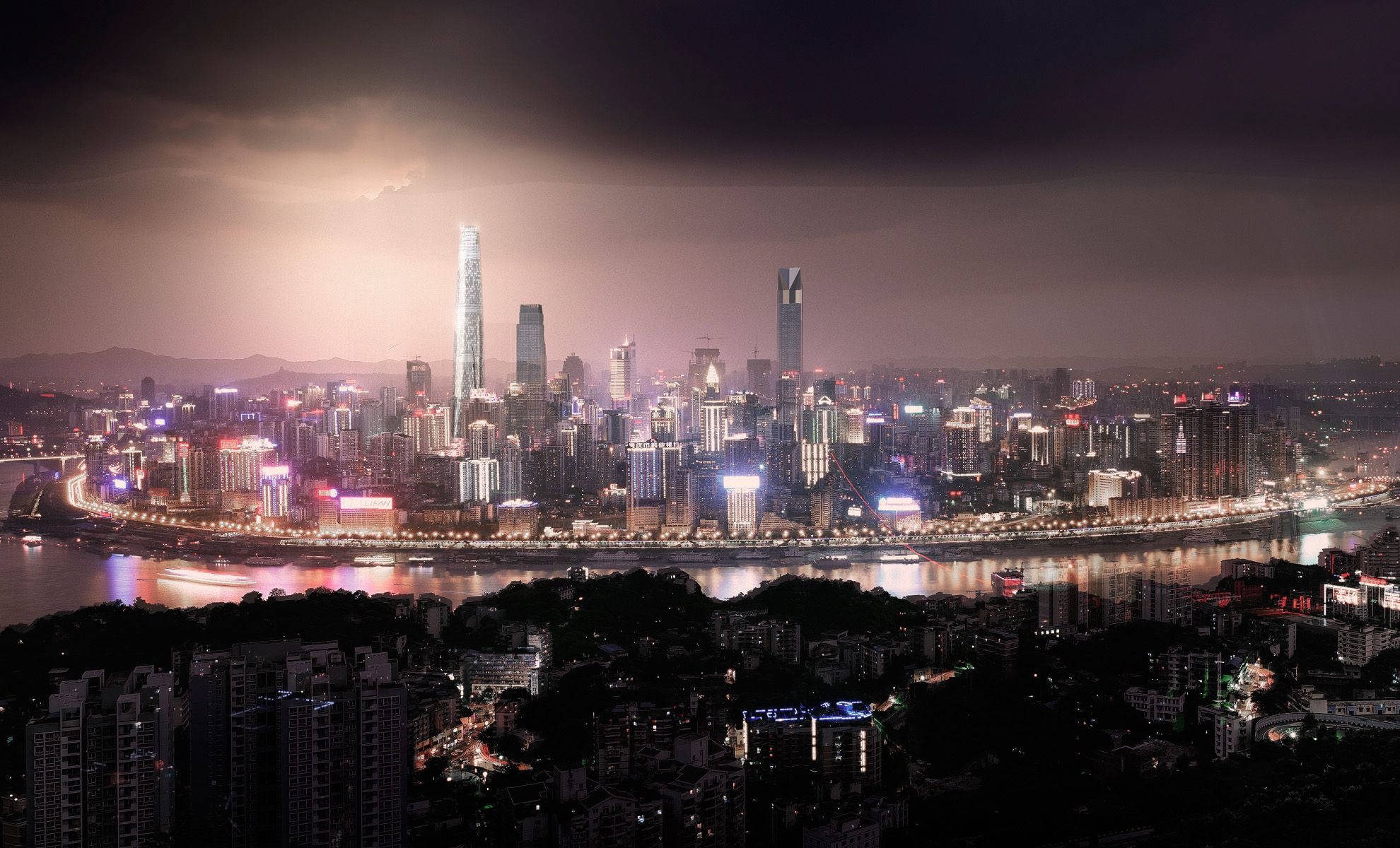 重慶中國夜景 壁紙 — 在戲劇性的多雲天空下，廣闊的城市天際線在夜晚被鮮豔的燈光照亮，燈光倒映在河面上。
