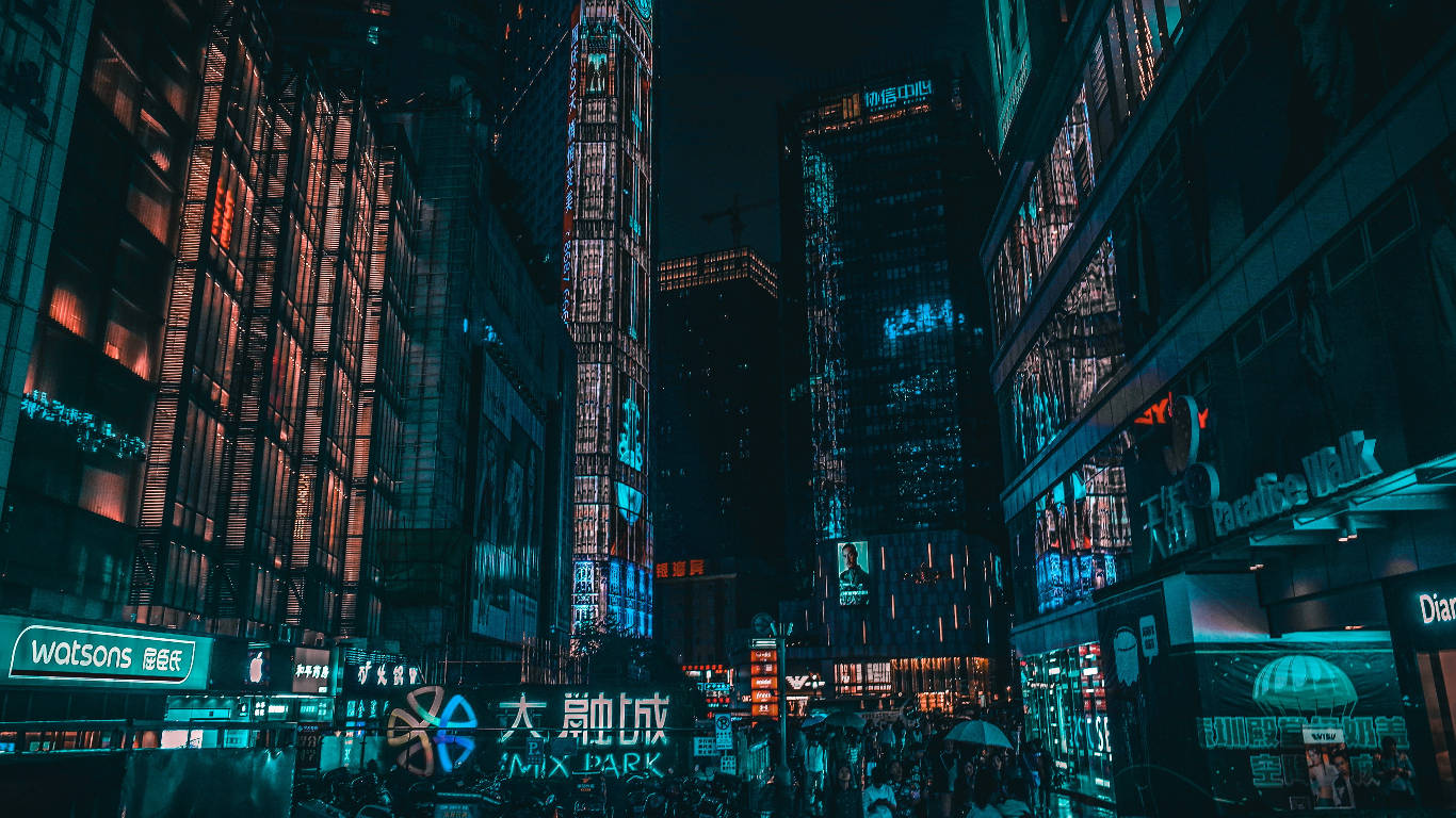 重慶中國賽博龐克風 壁紙 — 夜晚霓虹燈照亮的城市街道，高聳的摩天大樓散發著電光藍和橙色的色調。