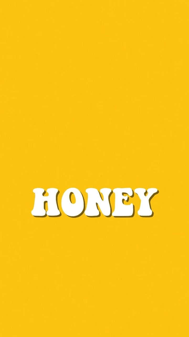 在純黃色背景上寫有 honey 的粗體白色文字。