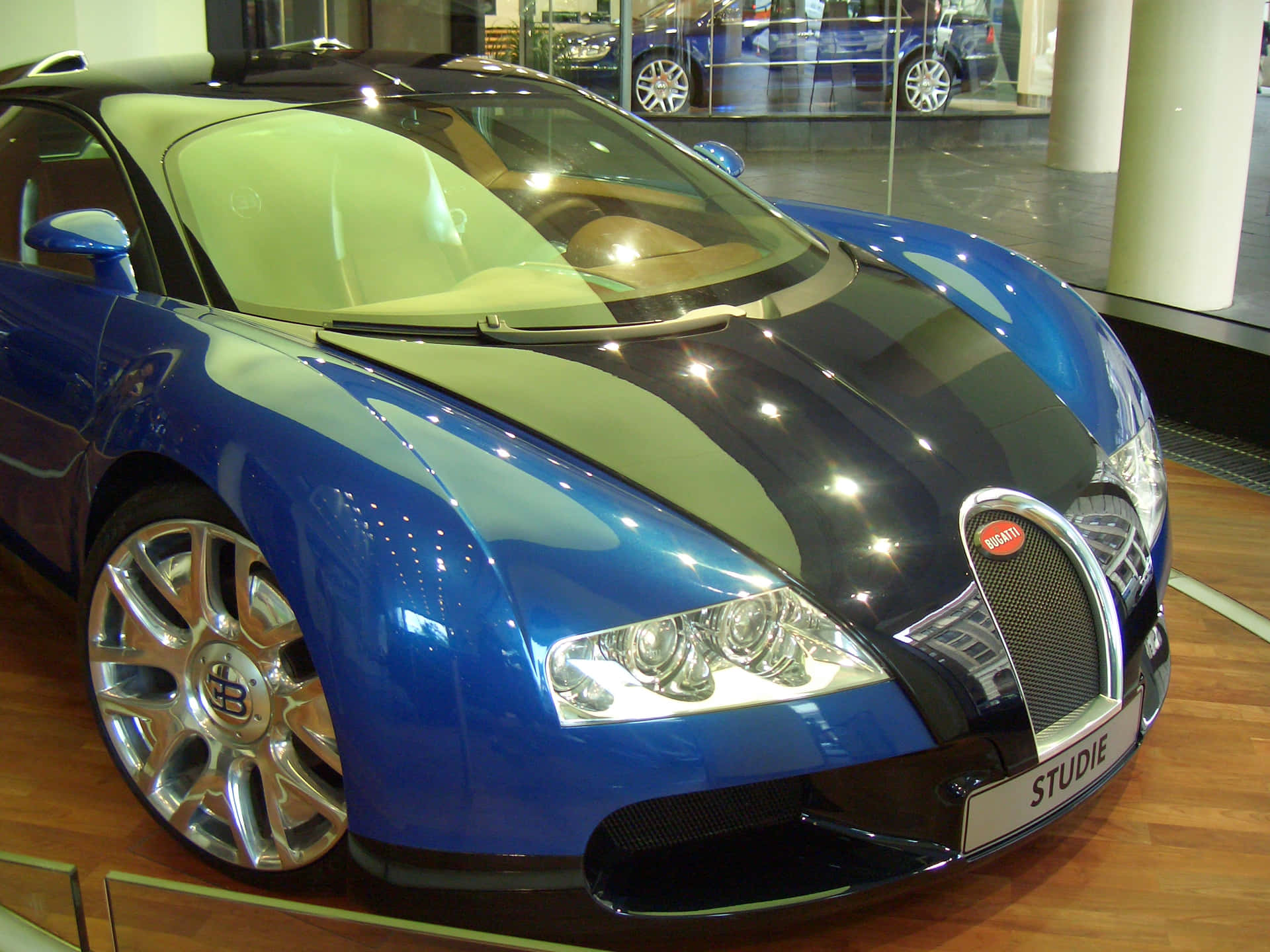 藍黑Bugatti跑車在木地板展廳中展示。
