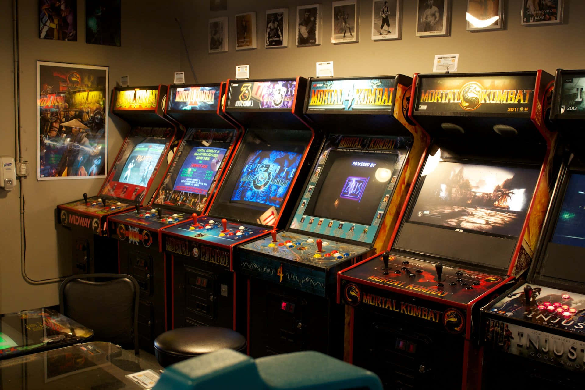 在燈光昏暗的遊戲室中顯示 Mortal Kombat 遊戲的復古街機。